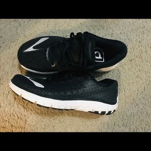 Brooks pure flow shoes, black and white